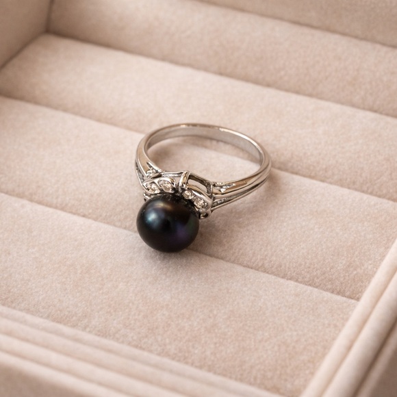 Pearl Ring Set – Classic White & Black Pearl Statement Rings Sizes: 7.5 - Picture 2 of 4